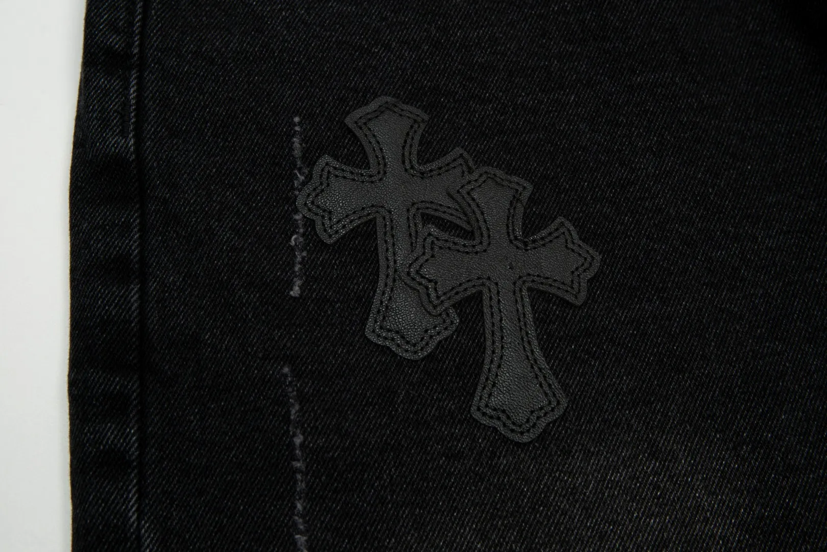KE921#P180 The only correct leather label version on the market Chrome Hearts CH Cross embroidery distressed jeans Top ceiling quality 100% correct version The correct version is here!  Believe me this must be the best quality you will ever come across! ! Excellent value for money! !  Styles with different washes and textures are very friendly to people with thin legs and thick legs. The straight version is very flattering to the shape of the legs. The moderate length is timeless and easy to match. It is the basis of various styles and a must-have in the wardrobe! ! Add a little stacking to easily control the clean fit trend that has exploded this year. The fabric is stiff but also makes the upper body soft without losing texture. The sides and cuffs of some styles have a bone-wash effect. The vintage flavor pops up all at once. It’s really hard not to love it! ✅Correctly customize the Croxin metal leather label on the back panel. It is not sold directly with the cross on the finished jeans. 1:1 copying strives for excellence and the details are perfectly grasped. ✅The cross leather label is clear and smooth. Exquisite turning top craftsmanship. ✅Buttons, zippers and hardware are all customized versions of the Croxin LOGO. ✅High-cost washing process. Size: 28 30 32 34 36 (5 sizes)